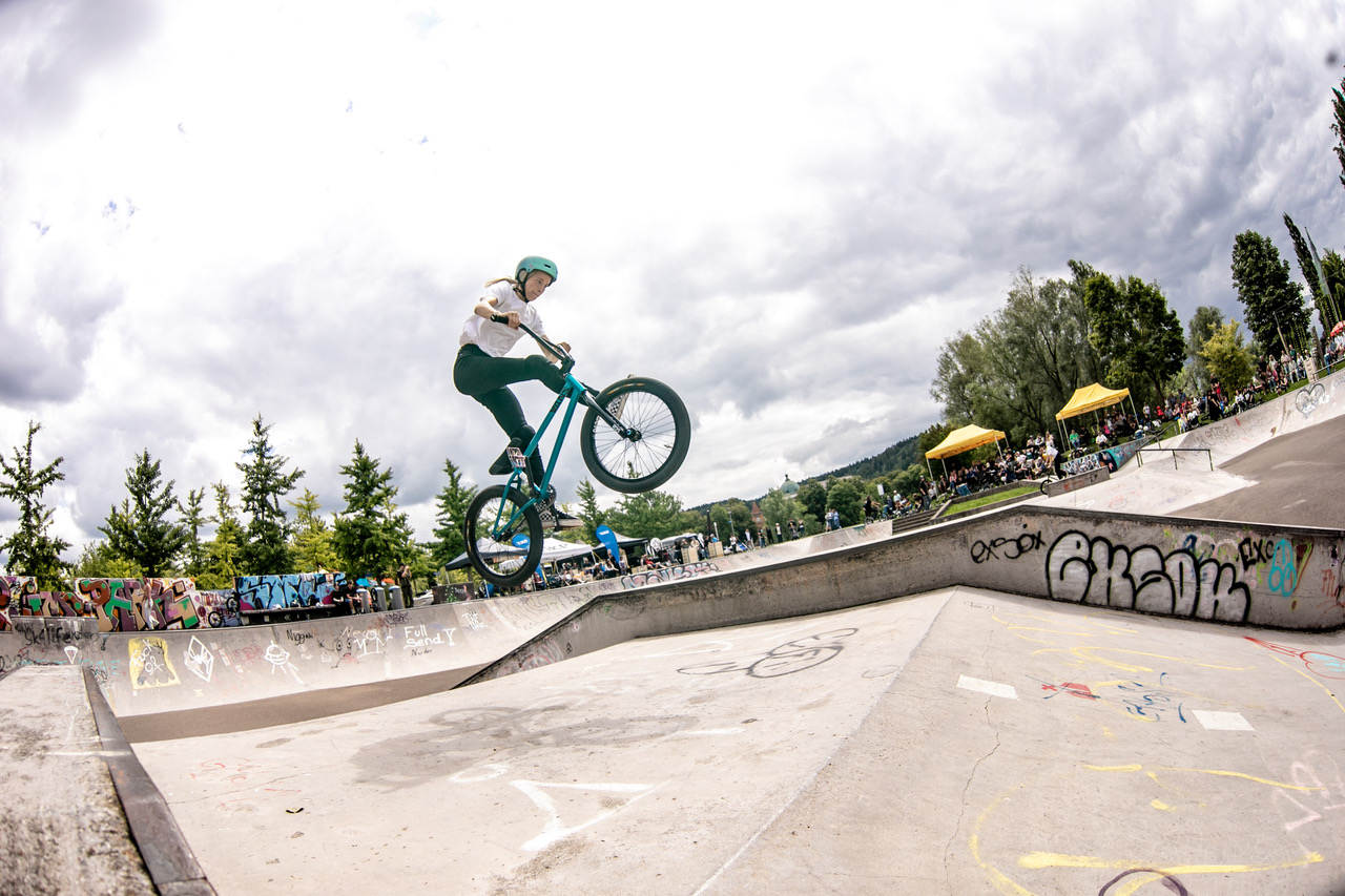 Carina Bunke hier ohne ihren besten Buddy, dafür mit Skills auf dem Rad. Klasse!
