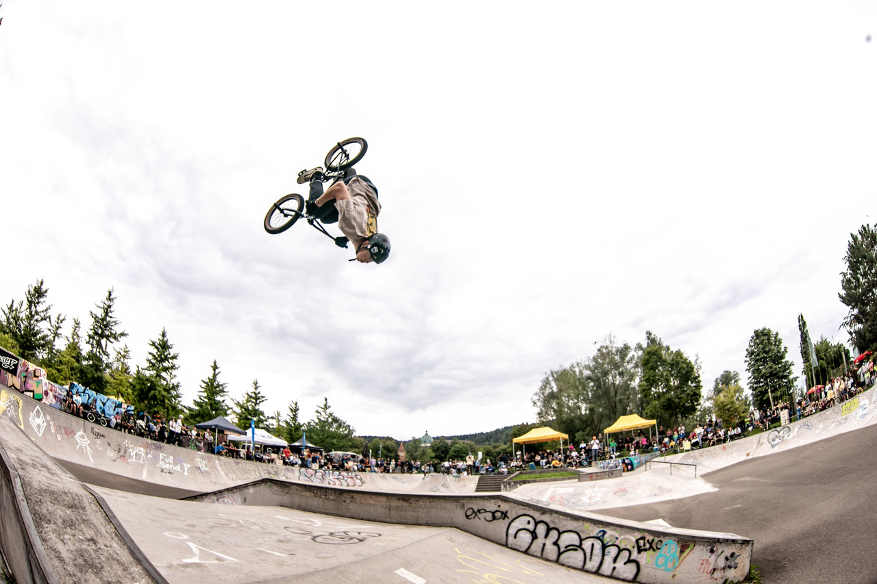 Florian Huber mit riesigem Rückwärtssalto