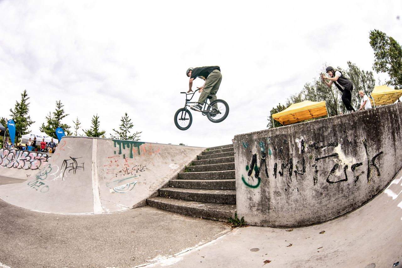 Mätti Hilber mit dem Truck die Treppe abwärts