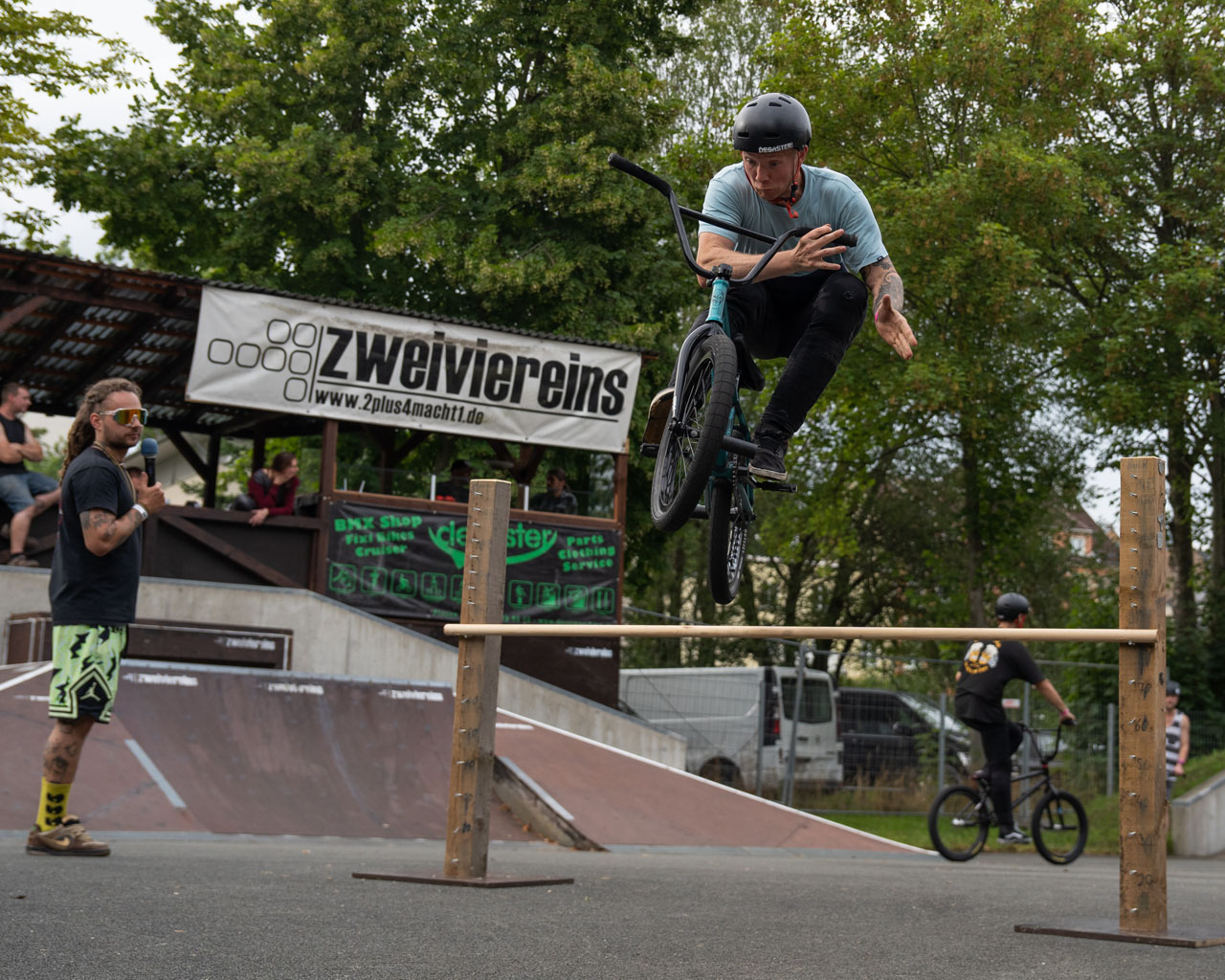 Einfach mal andrehen! Barspin von Tony Haupt über unglaubliche 80 cm