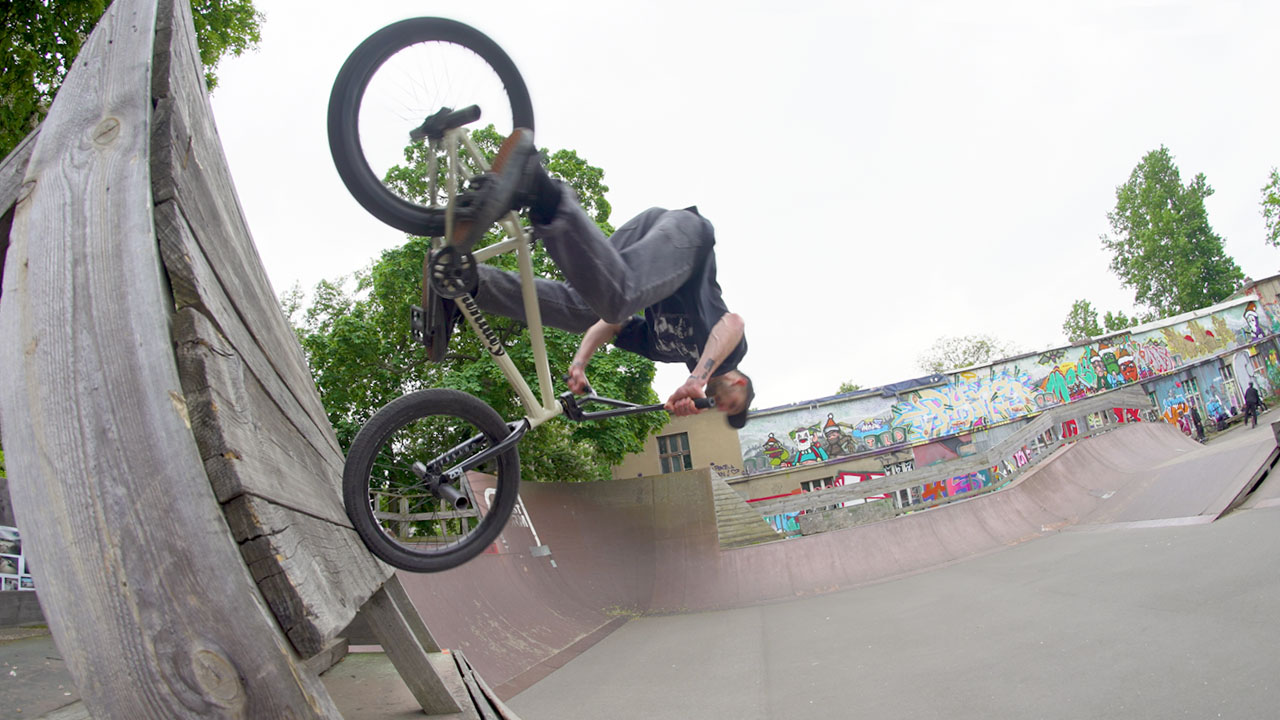 Hier entlang für 38 Minuten Raw Footage von den Park- und Minirampevorläufen sowie dem Dirtfinale auf dem Highway to Hill 2023 im Mellowpark Berlin.