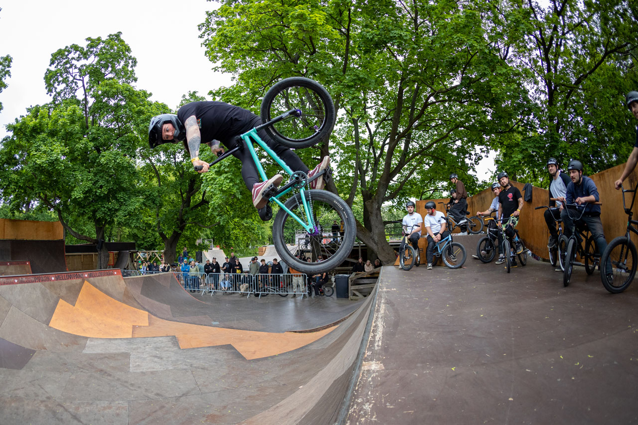 Jennifer Wohlrab macht laut Van Homan die besten Turndowns von allen Damen. Da können wir ihm nur beipflichten!