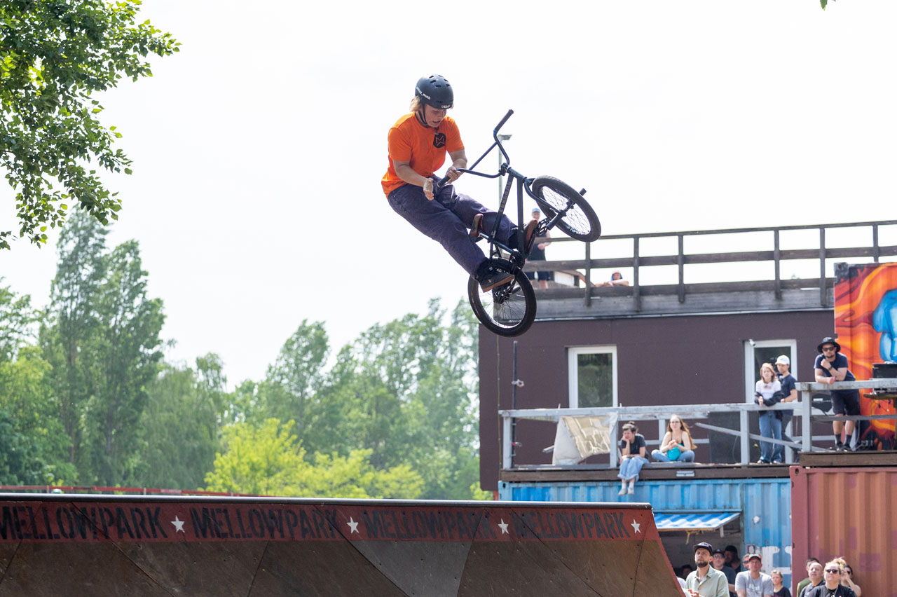 Philipp Muth hängt in der Regel einen Nohander an all seine Tricks dran. Es ist also anzunehmen, dass das hier nicht einfach nur ein Barspin ist