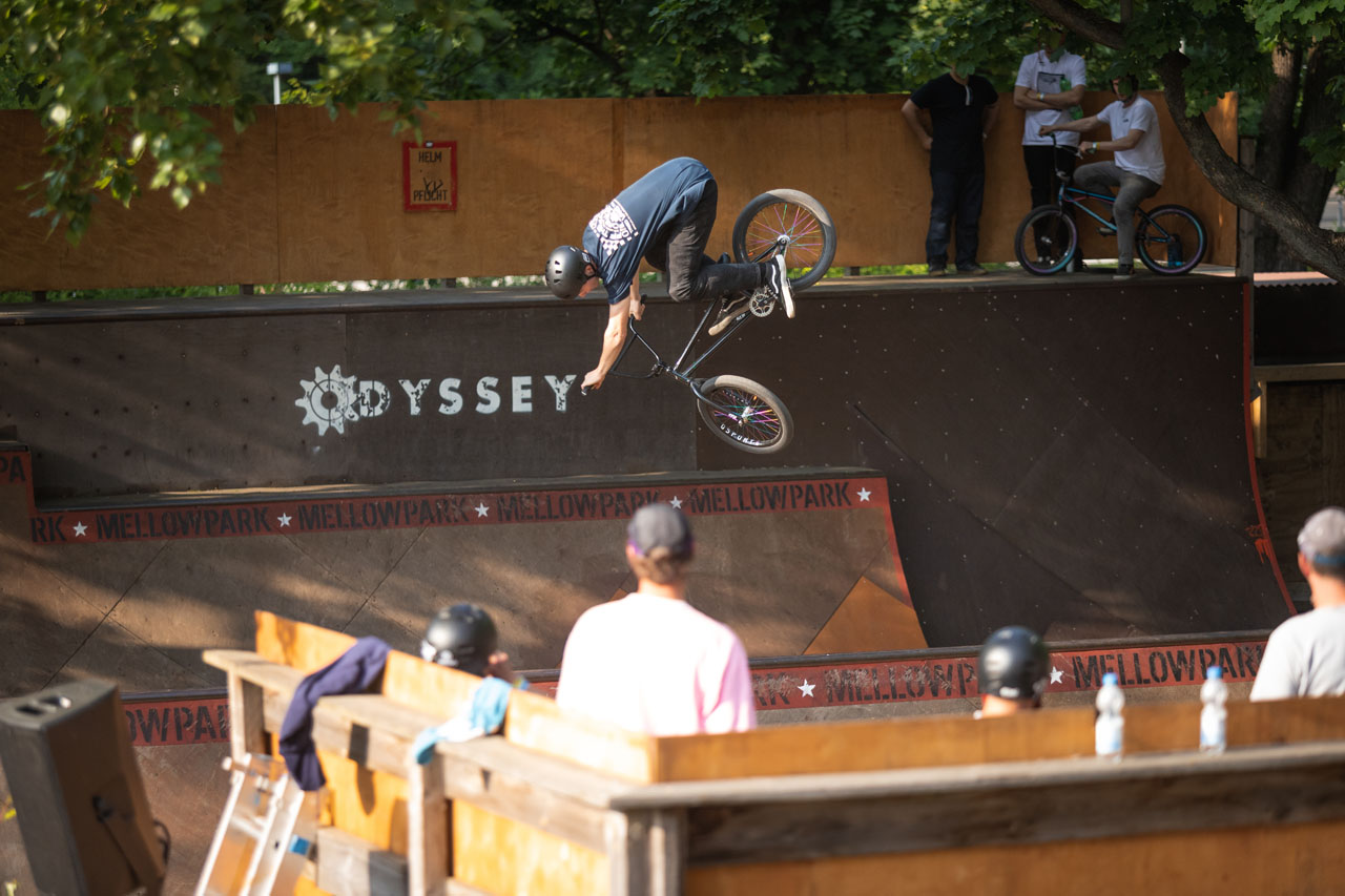 Wilhelm Kittler dippt einen 3er über die Spine