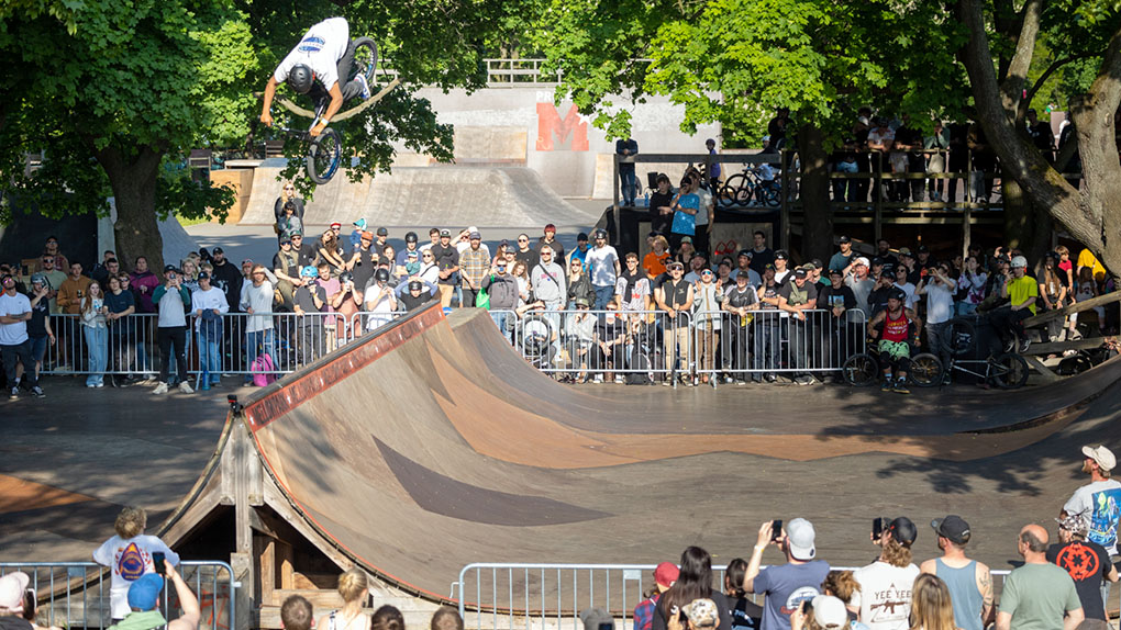 Hier entlang für die Highlights von den Park- und Minirampenfinals der Pros und Amateure sowie eine dicke Gallery vom Highway to Hill 2023 im Mellowpark.