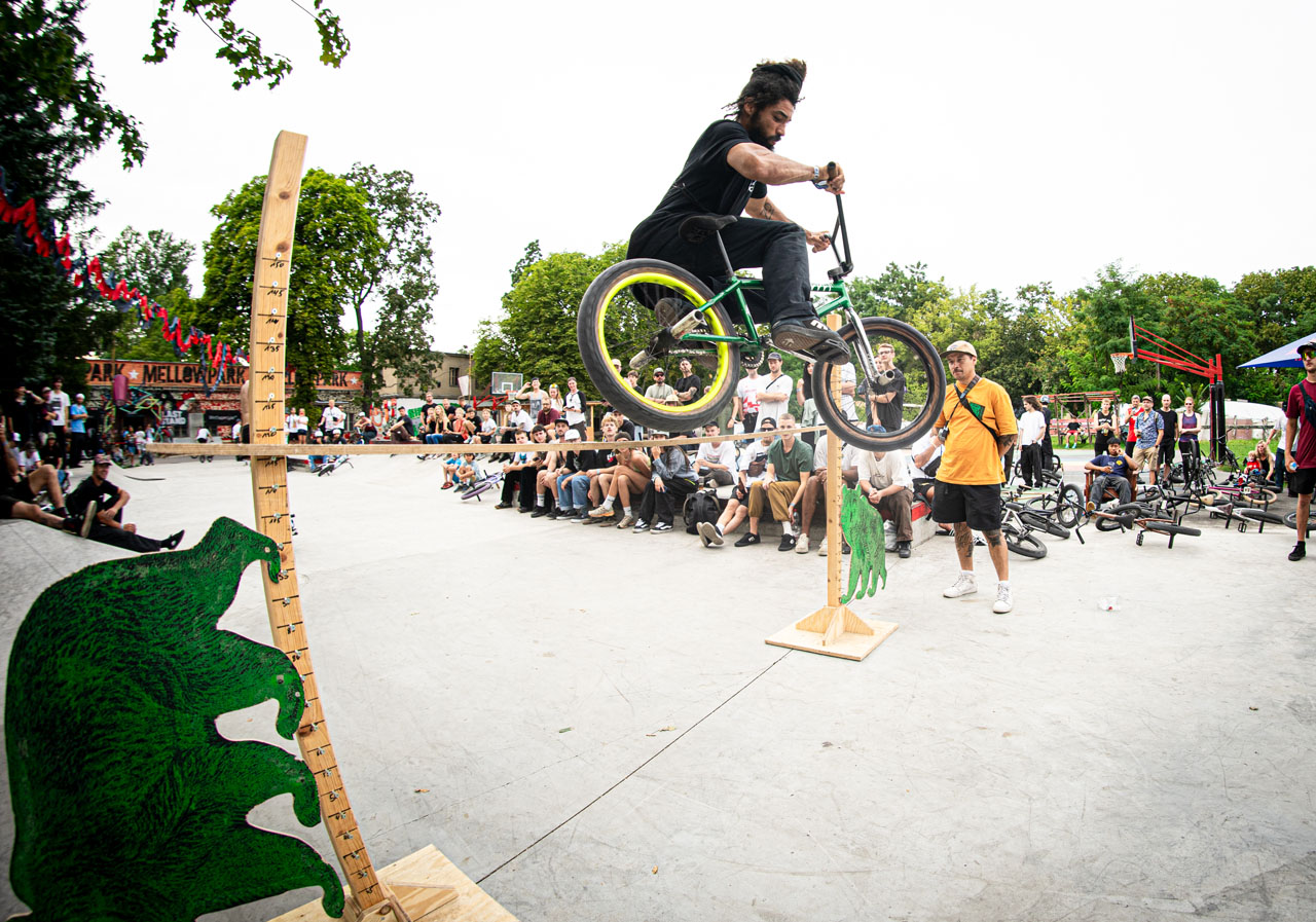 Wird ihm Video fehlen, weil The Medialist abgelenkt wurde: Alex Kennedy konnte den Bunnyhopcontest mit diesem Satz über 115 cm für sich entscheiden