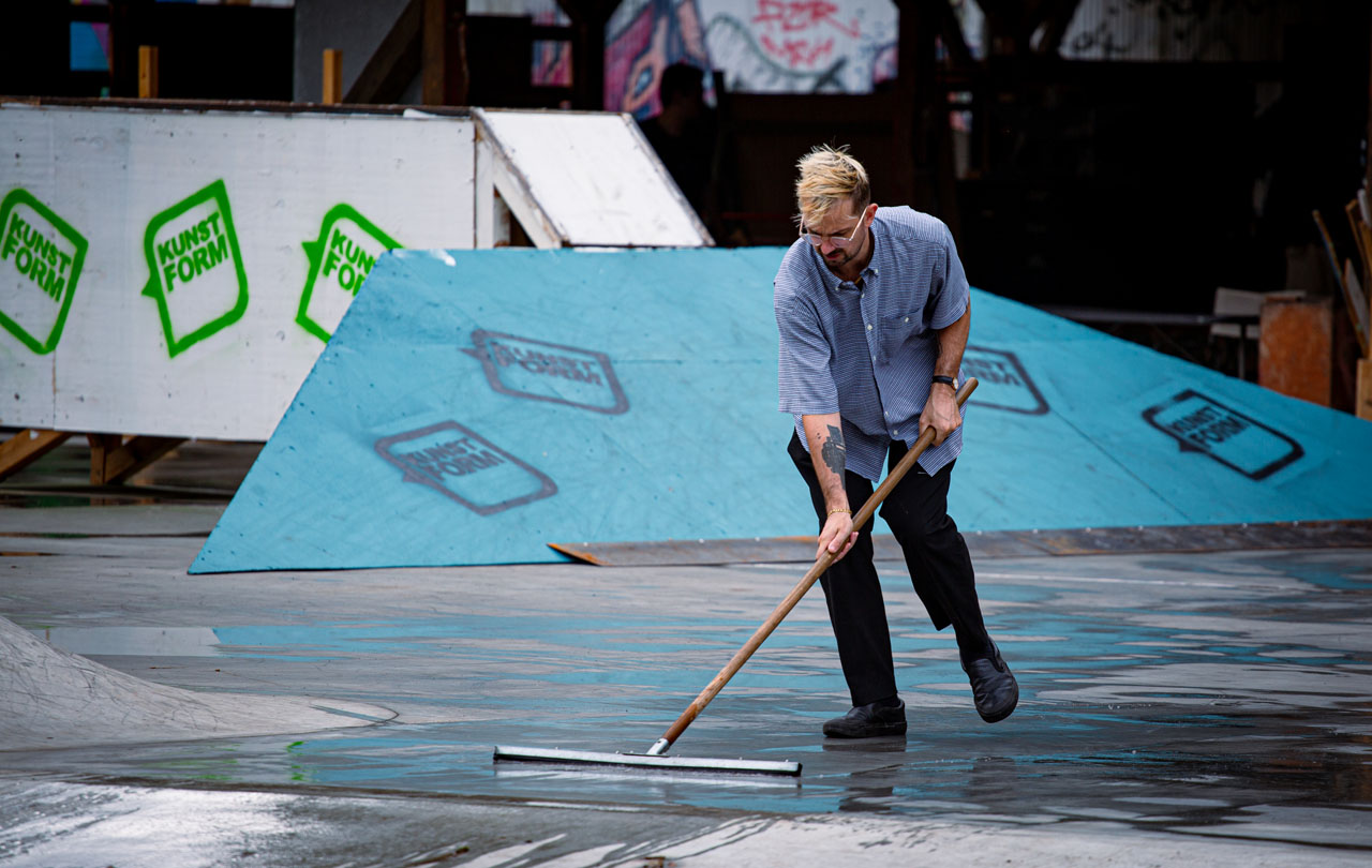 Morgens regnete es noch kurz, aber den Rest des Tages blieb es zum Glück noch trocken. Dave Paterson beseitigt die Überreste eines letzten Schauers