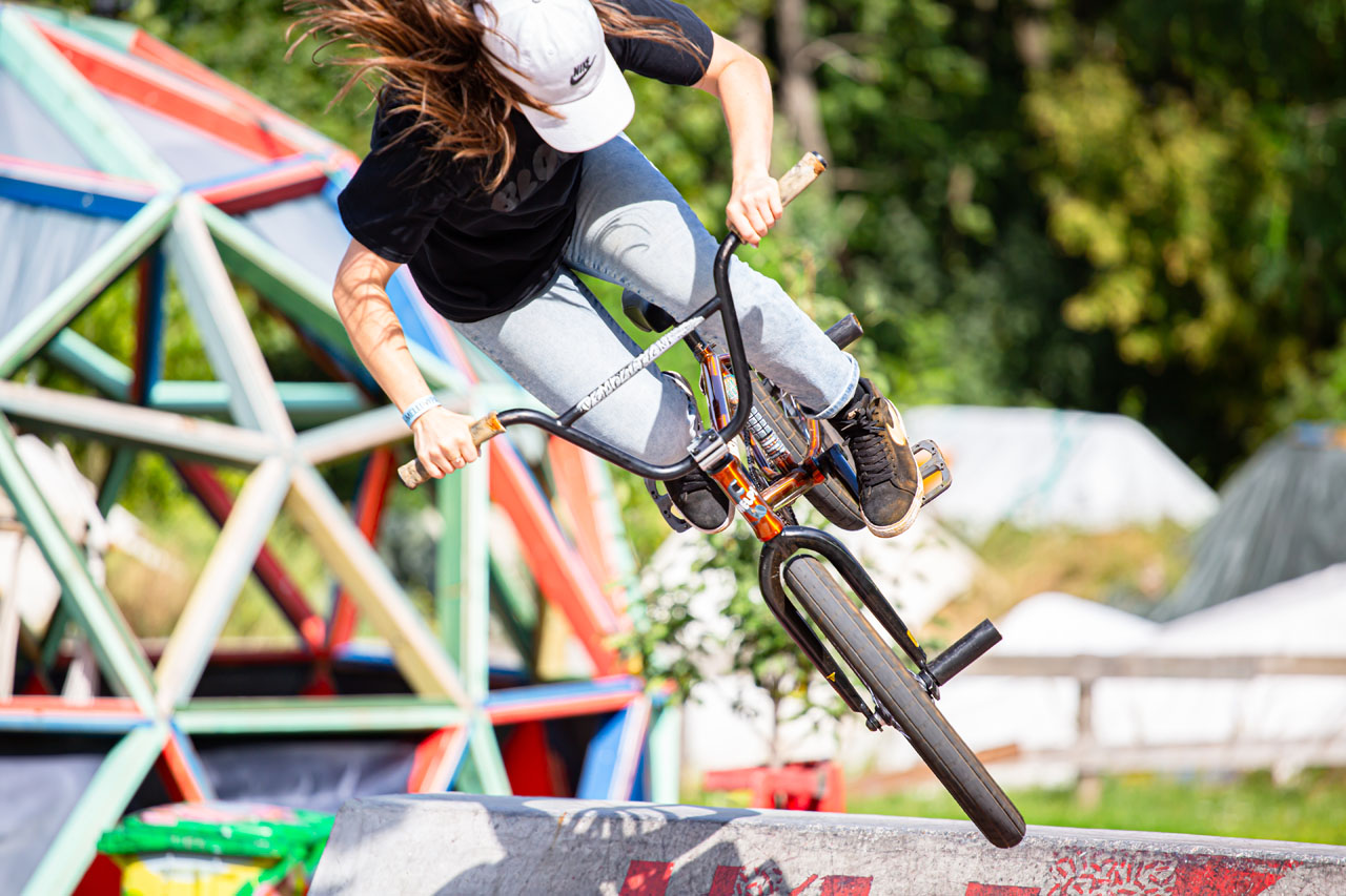 Emma Finnegan surfing quarters