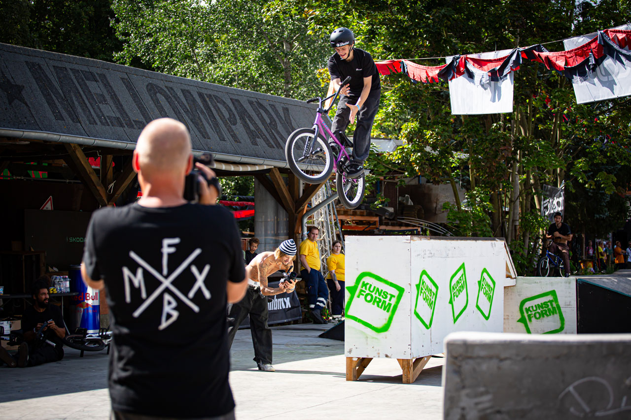 Eugen Skrebov, quick Manny to Bar. Die Tailwhipversion konnte er leider nicht landen, aber versucht hat er es. Aua!