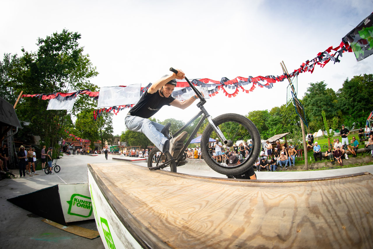 Was Nacken aka Sebastian Anton hier genau macht, seht ihr in Kürze in unserem Video vom Last Stand Jam