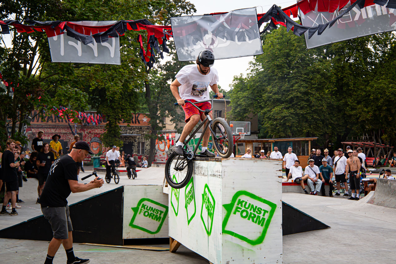 Genesungswünsche gehen raus an Tom Röhr, der hat sich am Montag nach unserem Event im Mellowpark nämlich den großen Zeh gebrochen. Heal up, Brudi!