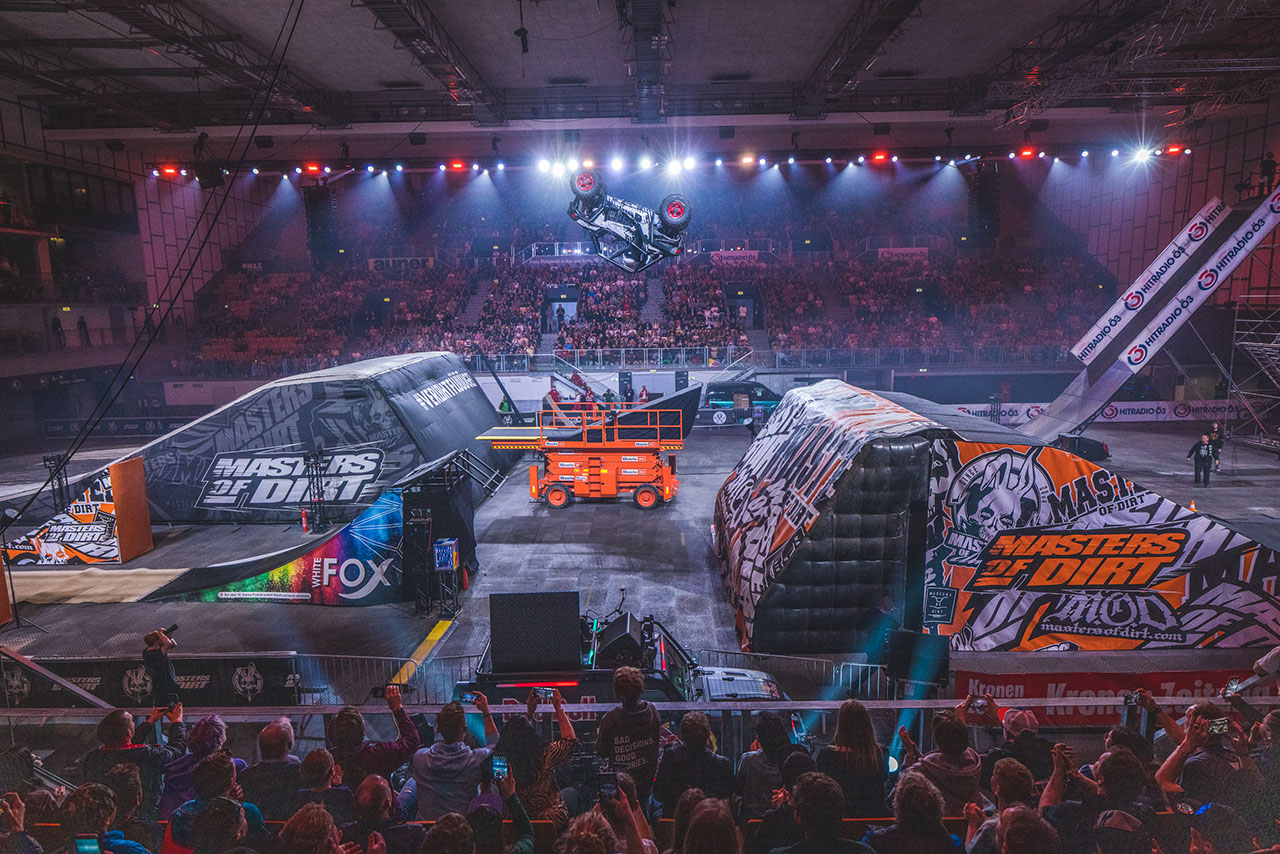 Bei Masters of Dirt wird alles in die Luft katapultiert, was nicht bei drei auf den Bäumen ist