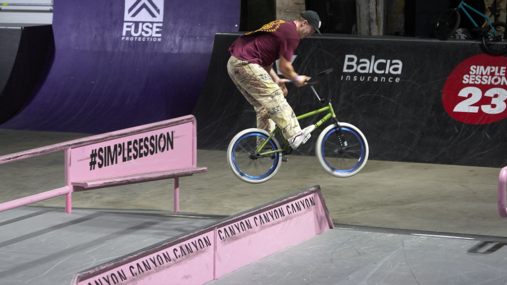 Drei verschiedene Obstacles standen den Fahrer:innen bei BMX Best Trick auf der Simple Session 2023 zur Verfügung. Wer alles rasiert hat, erfährst du hier.