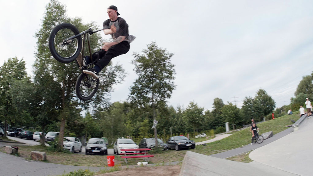Heißa, heute erblickt eine neue Rubrik das Licht der Welt! Sag "Hallo" zum First Try Friday, dessen erste Folge wir im Skatepark Allermöhe gefilmt haben.