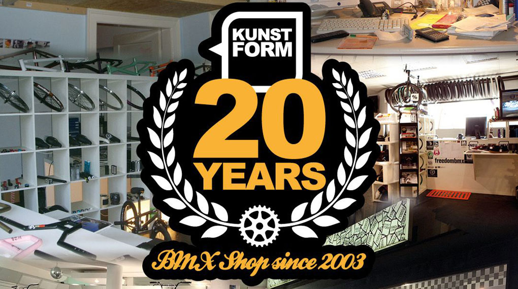 Der kunstform BMX Shop feiert am 11. November 2023 in Stuttgart sein 20-jähriges Bestehen und ihr seid alle herzlich dazu eingeladen! Mehr dazu hier.