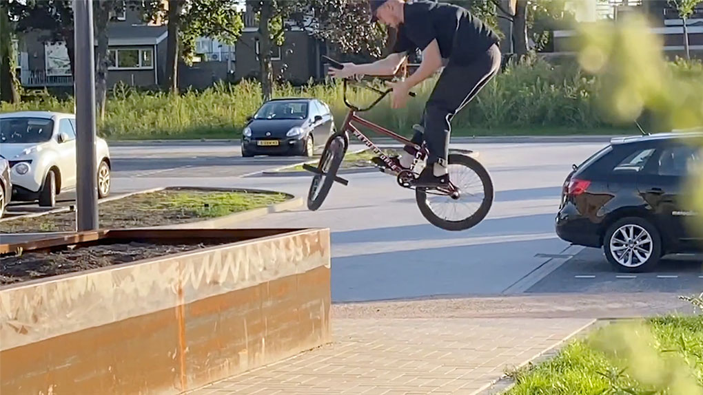 Obwohl Max Esser Vollzeit arbeitet und einen Nebenjob hat, hat er die Zeit gefunden, auf den Straßen von Aachen jede Menge stabile Clips zu filmen. Respekt!