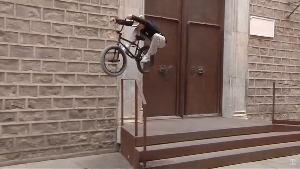 Santiago Laverde hat endlich seine Aufenthaltsgenehmigung für Europa erhalten und massiert zur Feier des Tages die Straßen seiner Wahlheimat Barcelona.