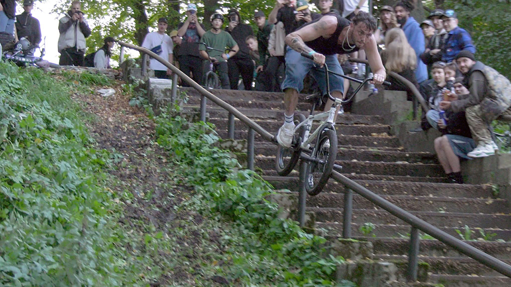 Auf dem Simple Session BMX Street Jam 2023 stand neben einem Uprail Battle auch eine Long Rail Challenge an einem bisher unbezwungenen Handlauf an.