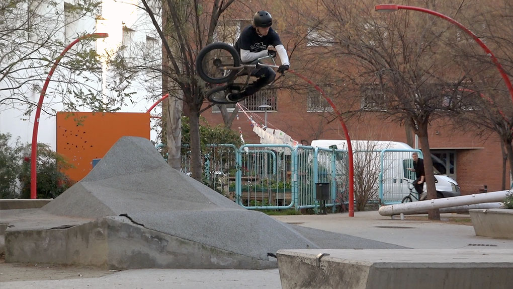 Auf der Suche nach ABDs haben sich Malte Thumann, Fionn Kortenbrede und Nick Fastje von der BTX Crew auf den Straßen von Barcelona rumgetrieben. Mit Erfolg!