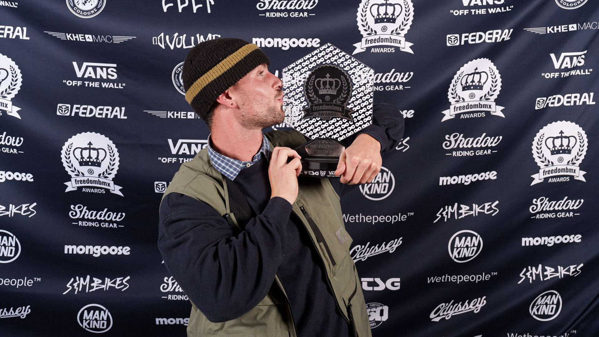 Partyeaskalation in Köln! Hier verraten wir dir, welche Fahrerin und welche Fahrer bei den freedombmx Awards 2023 im Trash Chic abgesahnt haben.