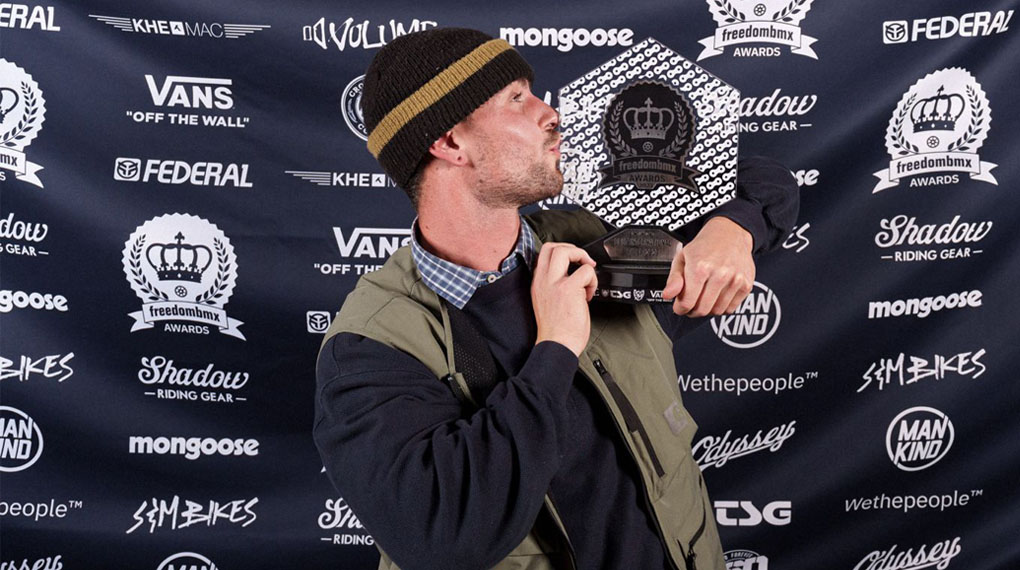 Partyeaskalation in Köln! Hier verraten wir dir, welche Fahrerin und welche Fahrer bei den freedombmx Awards 2023 im Trash Chic abgesahnt haben.