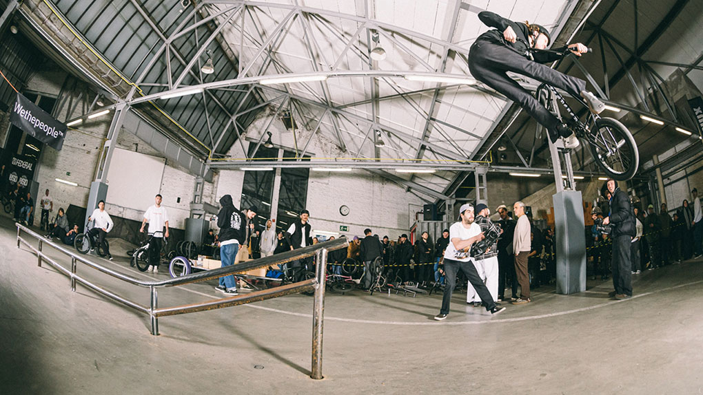 Bevor in Köln die Gewinner:innen der freedombmx Awards 2023 gekürt wurden, standen erst noch einige Runden Grindsport und Airtime in der Halle 59 an.