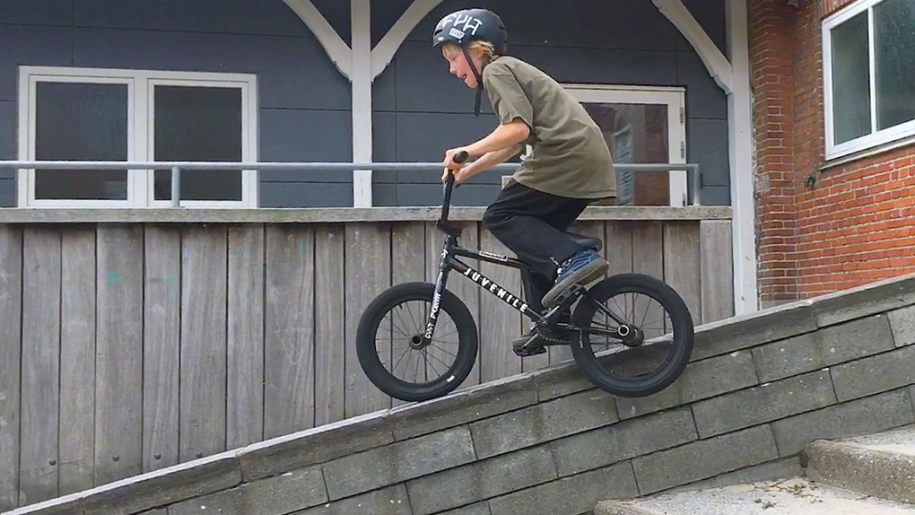 Hjalte Juul ist zwar erst 11 Jahre alt, aber das hat ihn nicht davon abgehalten, im Sommer 2023 sein erstes Streetvideo auf den Straßen von Aarhus zu filmen