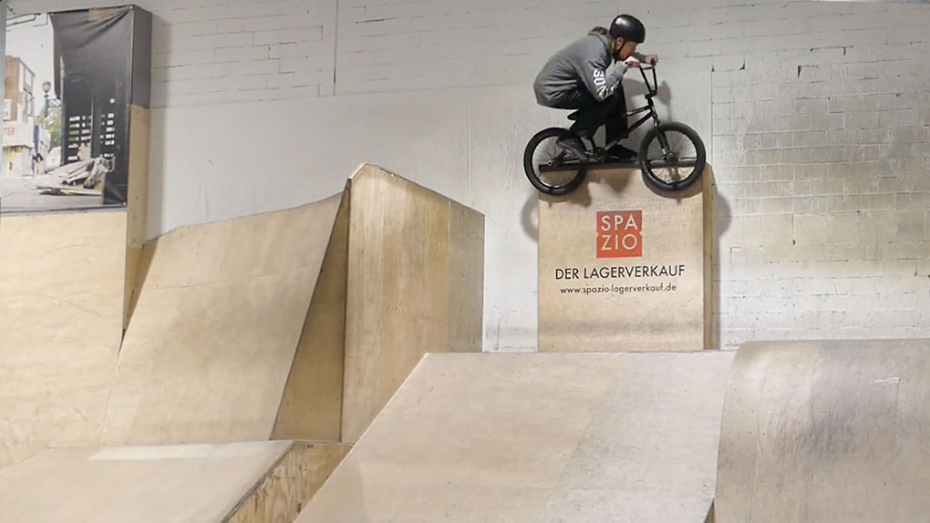 Zur Einstimmung auf den Merry Crisis Jam am 1. Advent in der Skatehalle Aurich haben wir das Video vom letzten Jahr sowie alle Infos zur diesjährigen Sause.