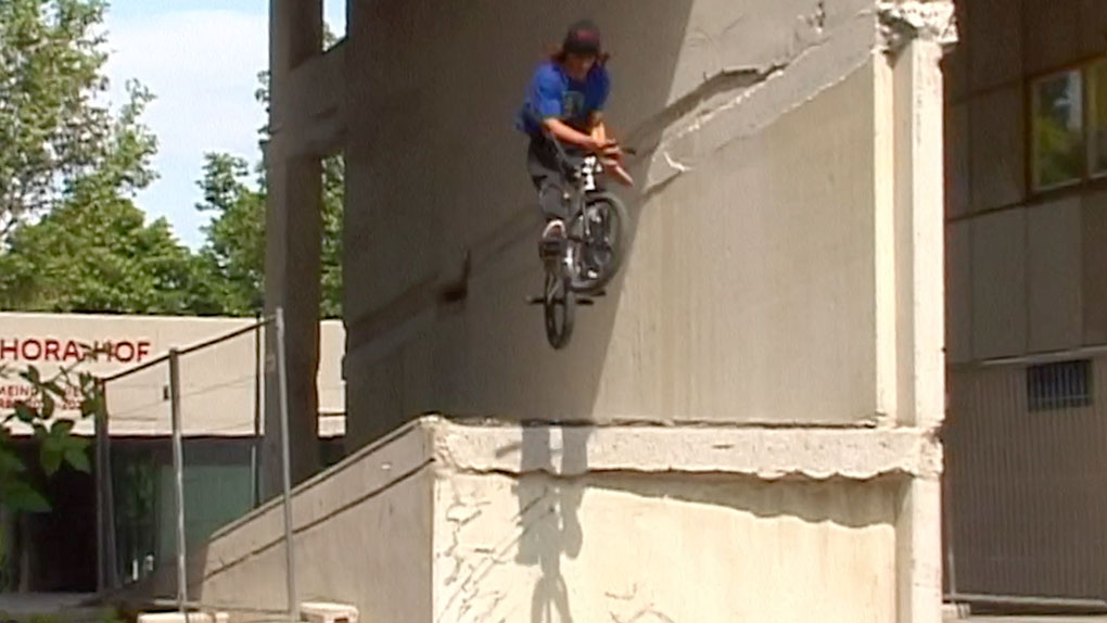 Hier entlang für ein paar handfeste Gründe, warum der Freiburglocal Noah Martella bei den freedombmx Awards 2023 als "Newcomer des Jahres" nominiert war.