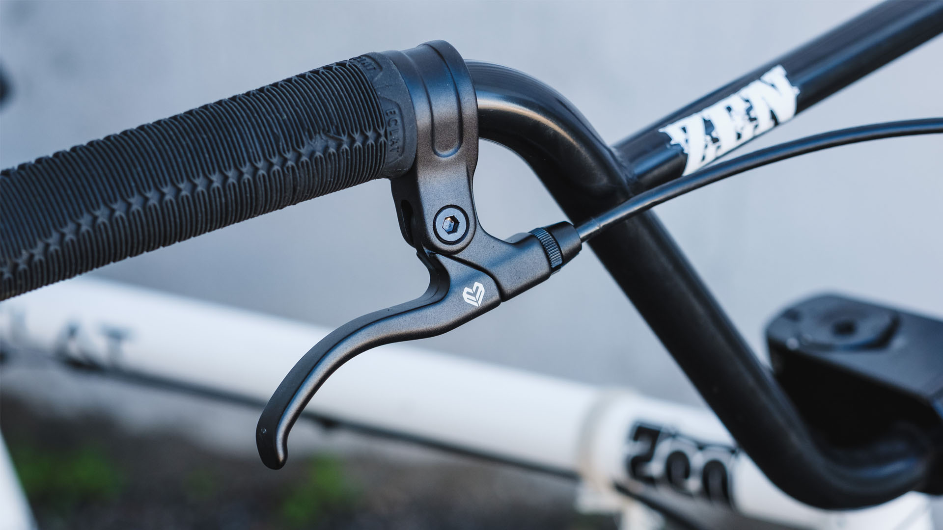 Wenn auch du Tricks mit so fancy Namen wie Fufanu und Abubaca machen möchtest, solltest du dir den neuen Sniper Lever von éclat einmal genauer angucken.