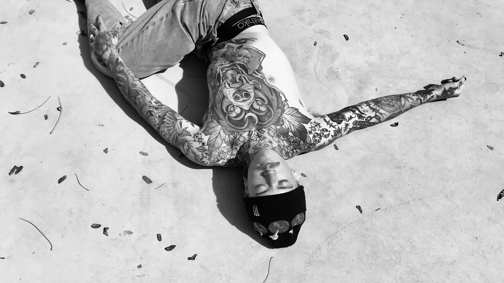 Wir haben den Monster-Energy-Athleten Felix Prangenberg in Portugal getroffen und mit ihm über Big Wave Surfing, Tattoos und Mental Health gesprochen.