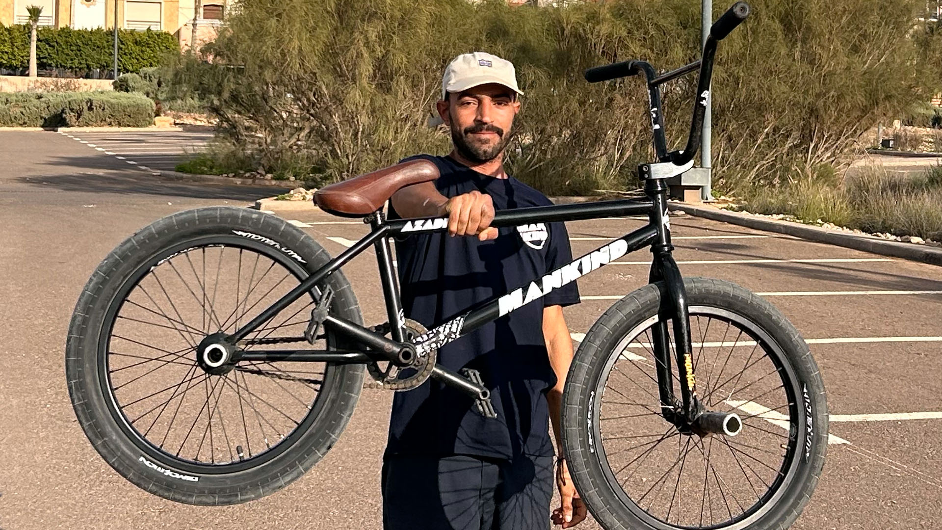 Der Mankind-Fahrer Jamal Zoga ist sowohl auf als auch neben dem BMX-Rad ein spitzenmäßiger Typ. Wir haben uns sein Rad einmal genauer angeschaut.