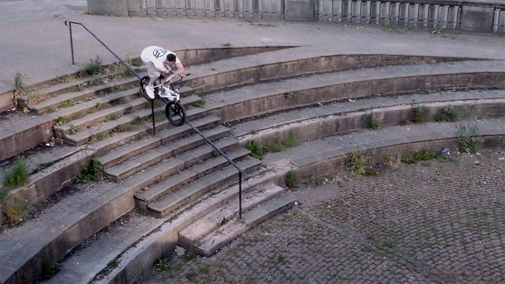 Wer Joe Jarvis kennt, weiß, dass er keine halben Sachen macht und ihn dieses Video für Federal Bikes dementsprchend viel Blut und Schweiß gekostet hat.