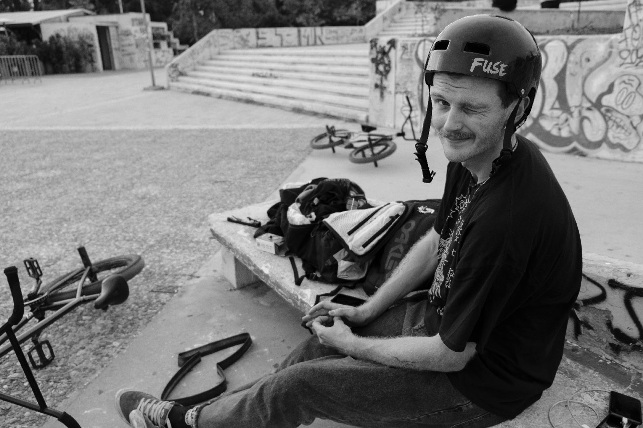 Dieses und das Bild darüber wurden von Thanos Grantzas in Athen geschossen. Einmal etwas kaputt am Spot und einmal in der Luft über einem Rail. Vielen Dank an der Stelle an die Locals, die mit viel Geduld auf den letzten Metern des Projektes Bilder und Clips geschossen haben. Shotouts besonders für George Adamidis und Petros Grigoropoulos für ihre Geduld!