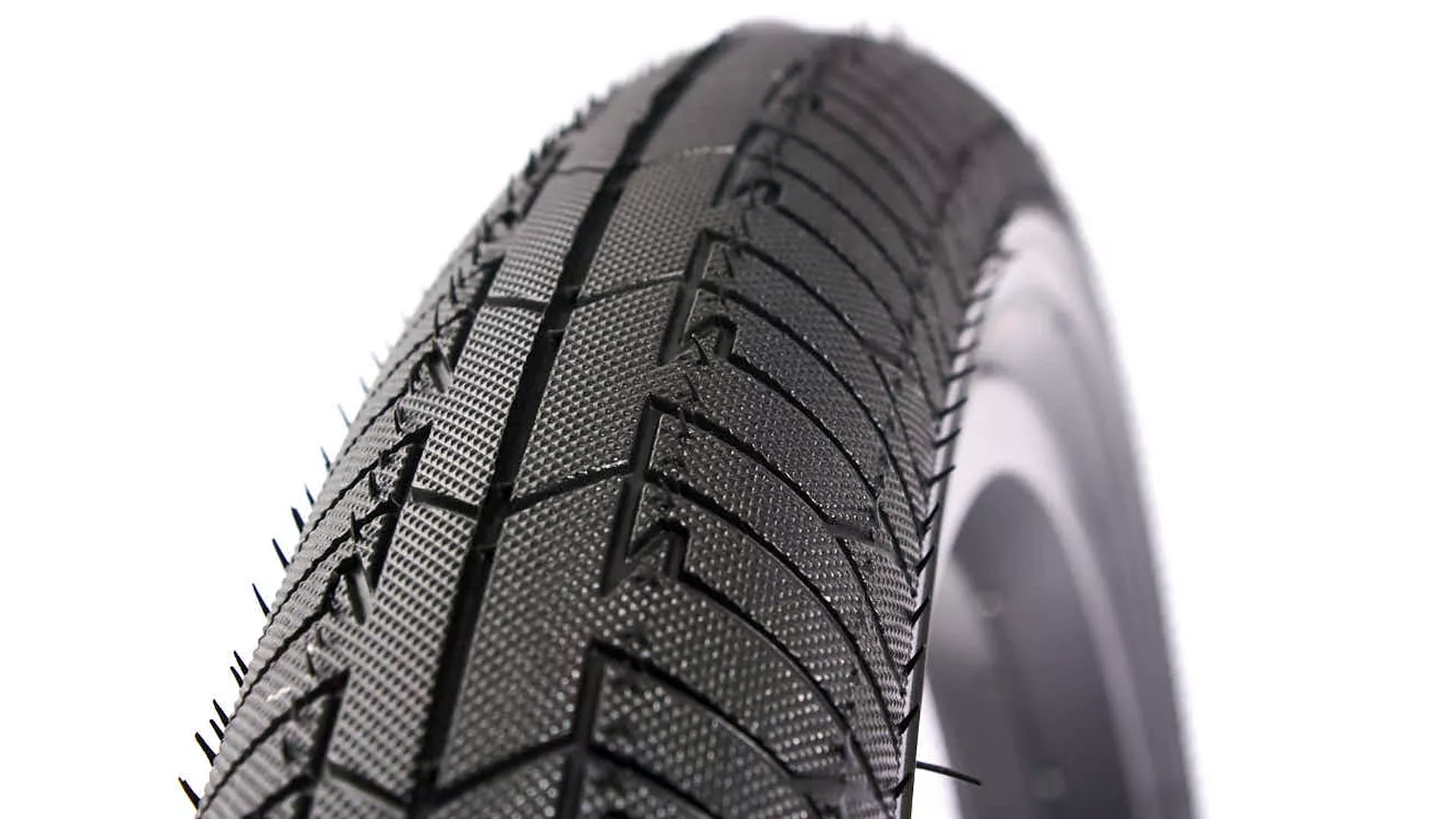 Der MAC-Faltreifen von KHEbikes feiert seinen 15-jährigen Geburtstag! Wir gratulieren einem Klassiker, der aus der BMX-Welt nicht mehr wegzudenken ist.