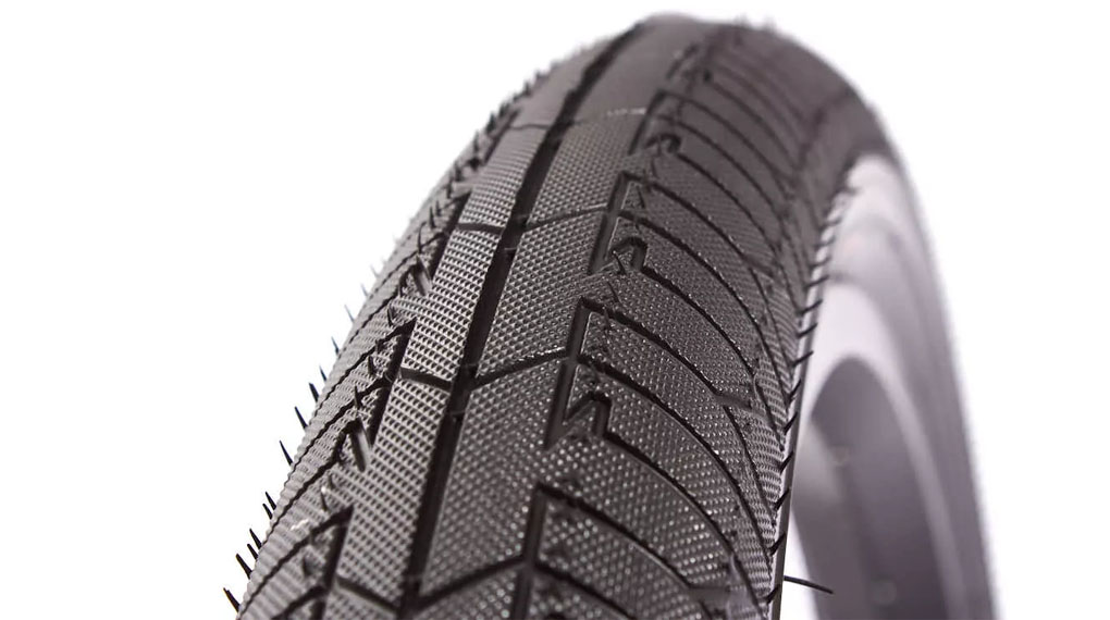 Der MAC-Faltreifen von KHEbikes feiert seinen 15-jährigen Geburtstag! Wir gratulieren einem Klassiker, der aus der BMX-Welt nicht mehr wegzudenken ist.