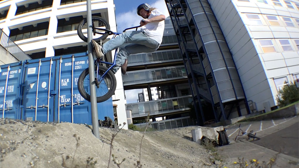 Malte Thumann von der BTX Crew seinen Rechner durchforstet und dabei sind ihm ein paar ältere, aber trotzdem noch schmackhafte Clips über den Weg gelaufen.