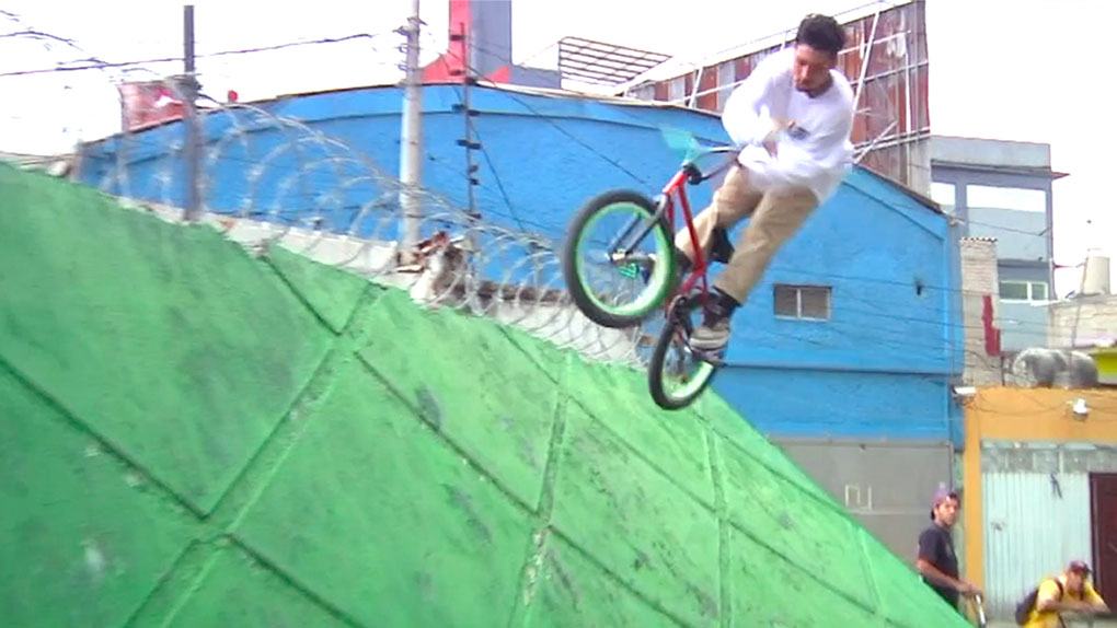 Miguel Diaz hat für The BMX Files in einigen Skateparks und auf den Straßen von Mexico City am Lenker gedreht. Hier ist seine Clipsausbeute.