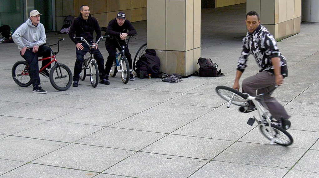 Anlässlich des 20-jährigen Dienstjubiläums vom kunstform BMX Shop trafen sich einige der besten Flatlander Deutschlands am Haus der Geschichte in Stuttgart.