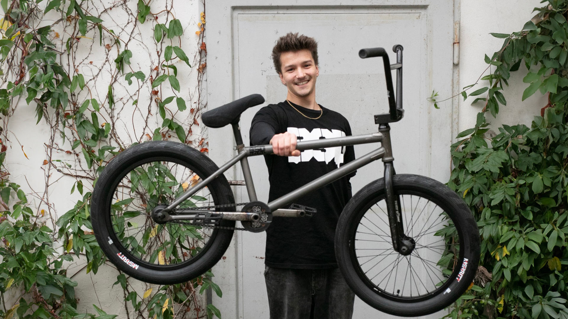 In diesem Bikecheck mit dem BSD-Teamfahrer Jan Bisanz gehen wir unter anderem der Frage nach, wer die Haare schöner hat – Kilian Roth oder er selbst?