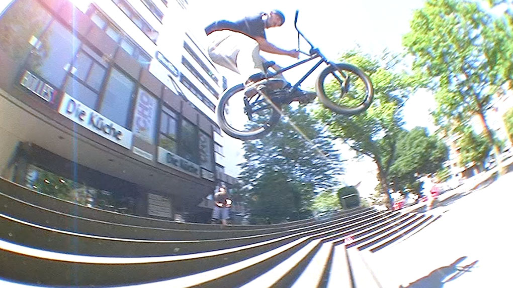 Johnny Strübinger hat sich für sein erstes BMX-Video ever die Straßen von Düsseldorf, Mönchengladbach und Venlo vorgeknöpft. Hier ist das Ergebnis.