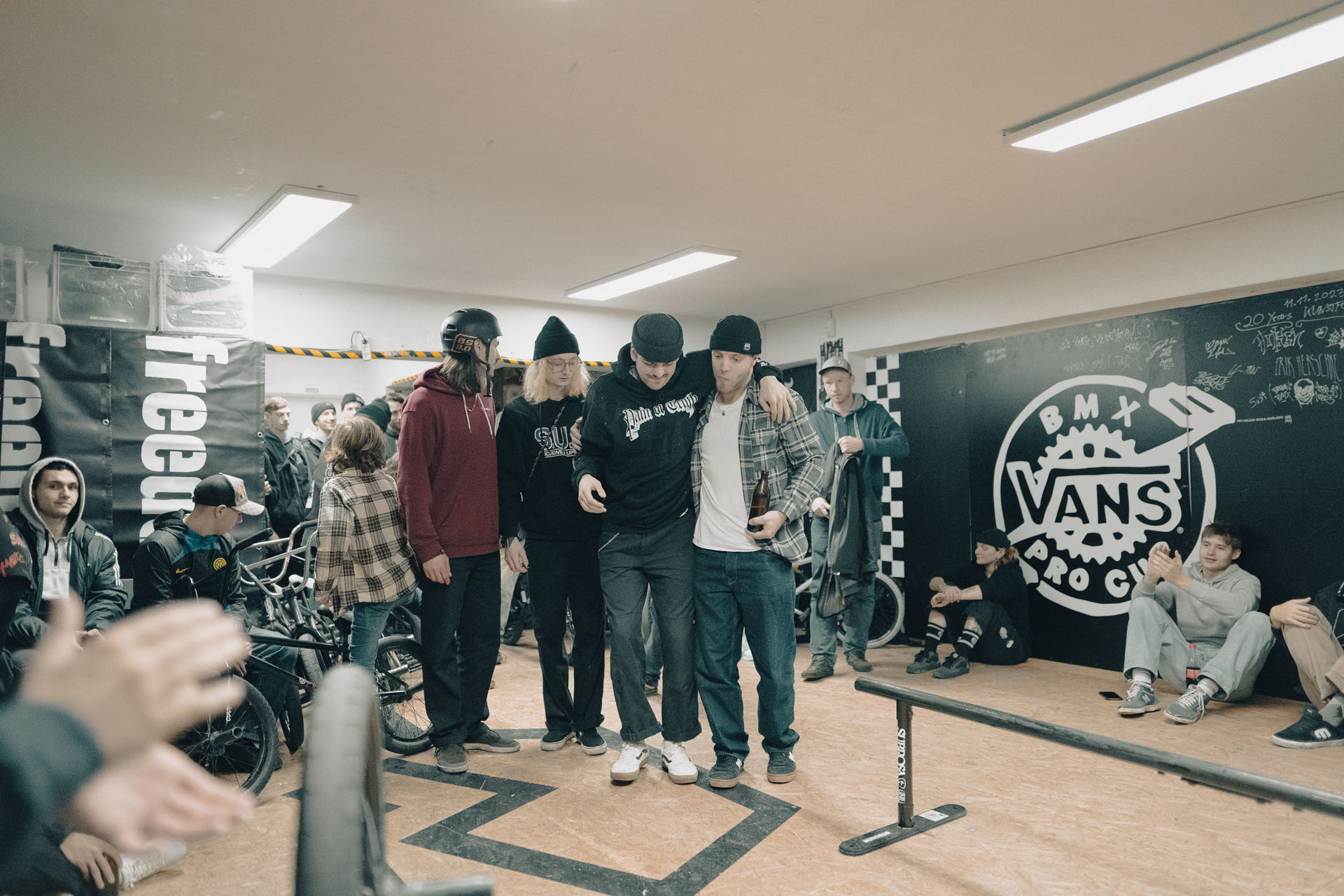 Aaron Paffenholz verdrehte sich bei der Stockroomsession leider das Knie. Gute Besserung!