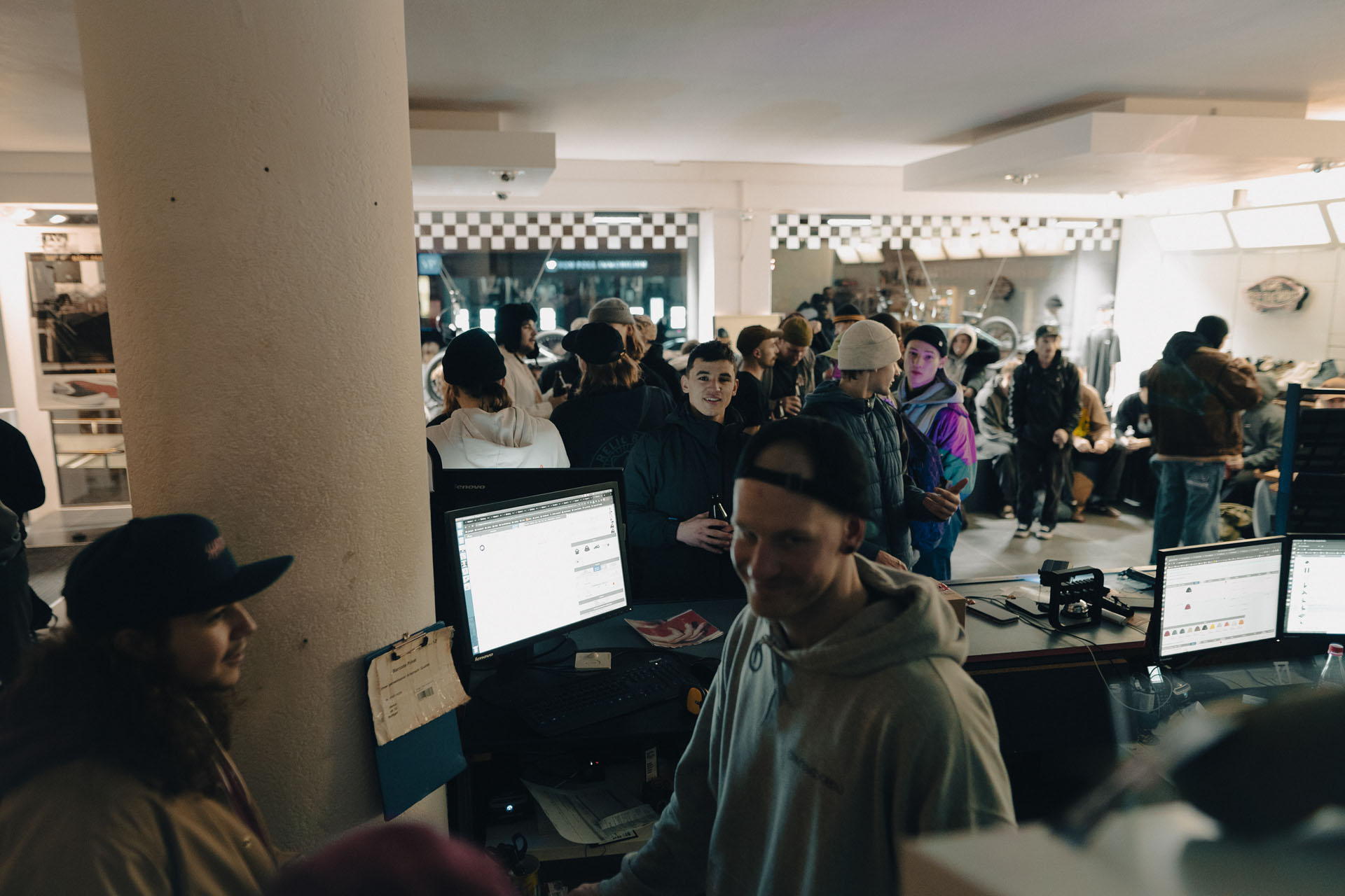 Nach der Streetsession ging es zurück in den Shop für die Geburtstagsparty …