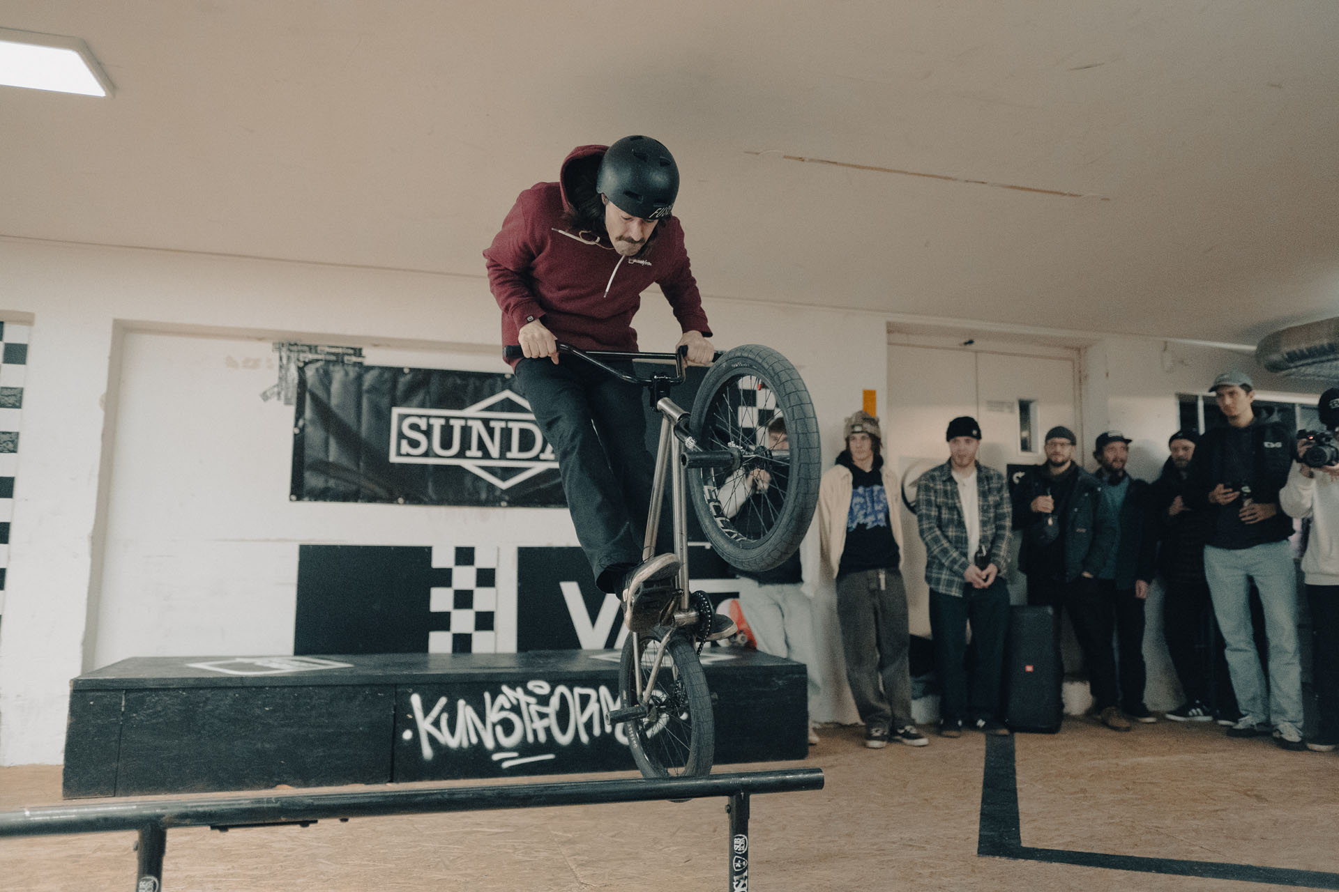 Während der Flatrailsession im Keller von kunstform hat sich so manche:r Fahrer:in den Kopf angestoßen. Samuel Gallenstein geht deshalb lieber auf Nummer sicher