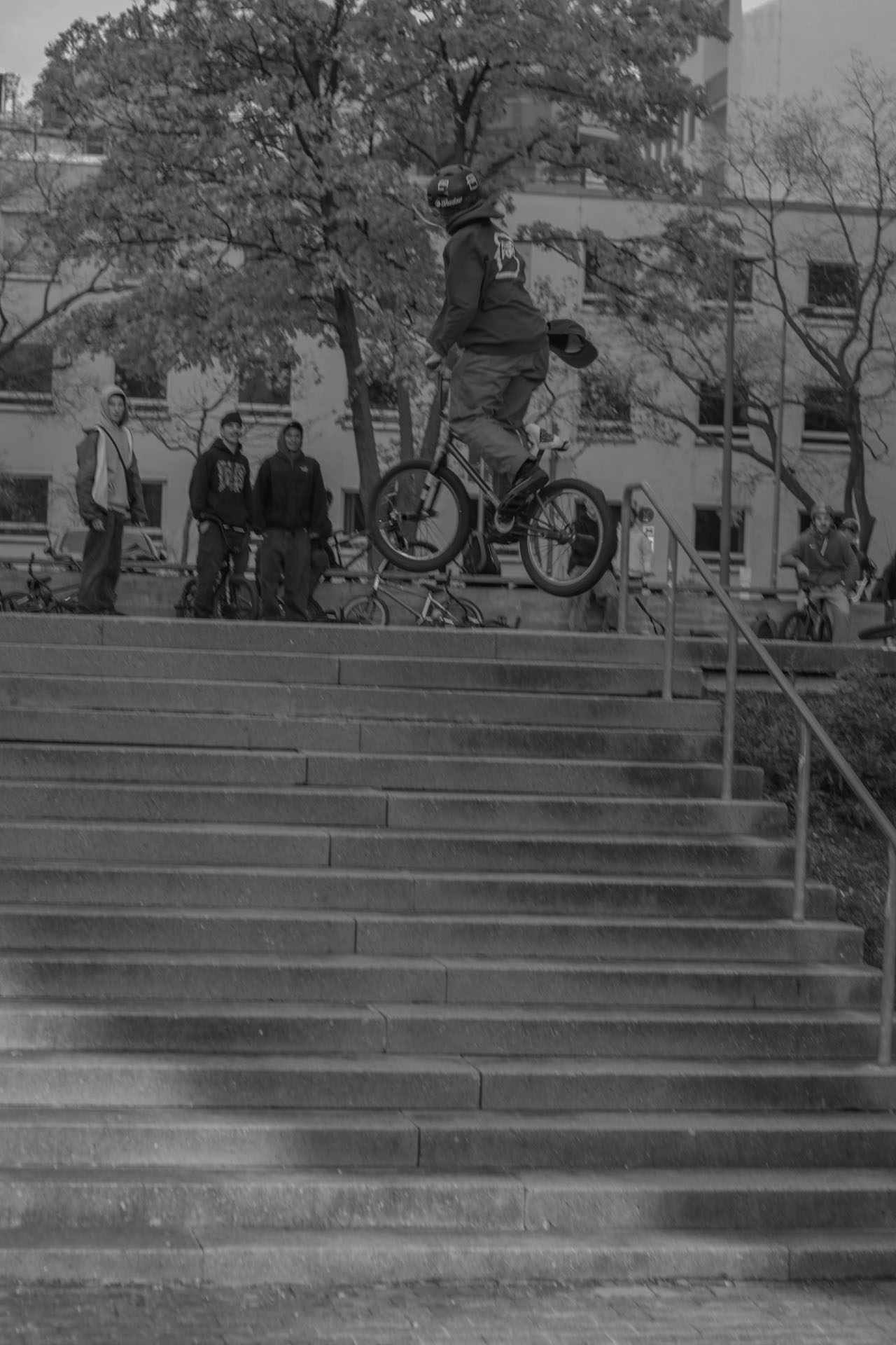 Zinedine Sahraoui testete die Landung des Treppensets mit einem heftigen 360 to Shoulder Check. Zum Glück ist nichts Schlimmeres passiert; Foto: Sönke Bock