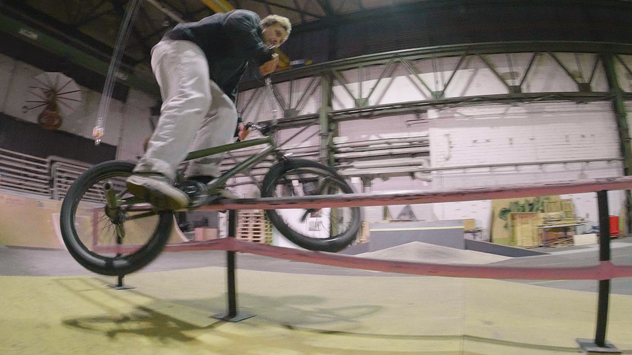 In dieser Folge von "Raw Jibs" knöpfen sich Mo Nußbaumer, Max Gaertig und Konsorten die Rollfabrik Skatehalle in Mönchengladbach vor.