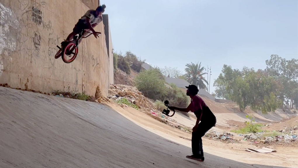 BMX weltweit! Hier entlang für das Highlightsvideo vom SABSAS Blast The Streets BMX Jam 2023 in Agadir, Marokko, das es um ein Haar nicht gegeben hätte.