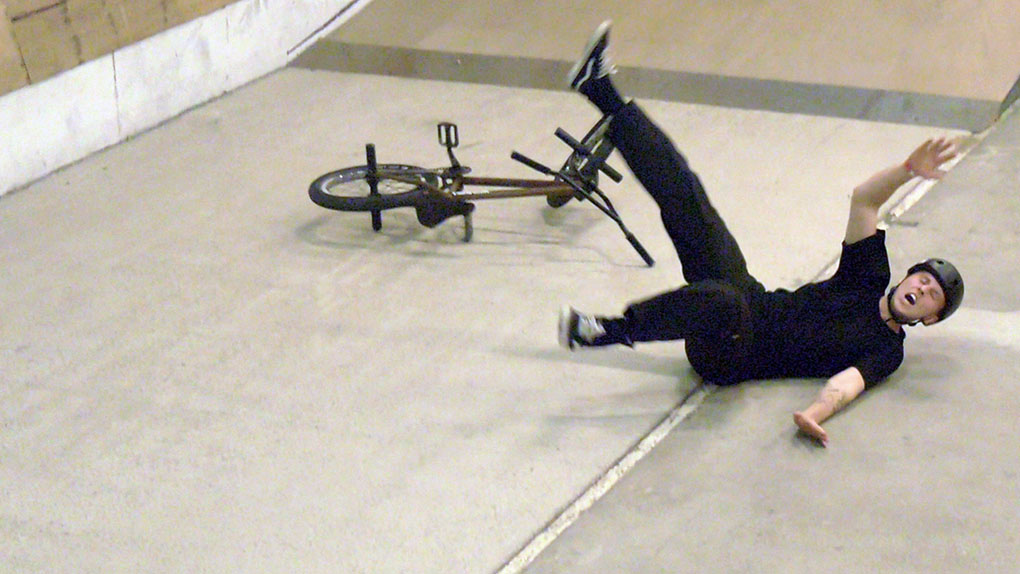 Ausflug in die Welt des Schmerzes: Hier sind die besten Fails und Crashes aus allen freedombmxTV-Videos des Jahres 2023. Metal Horns Emoji!