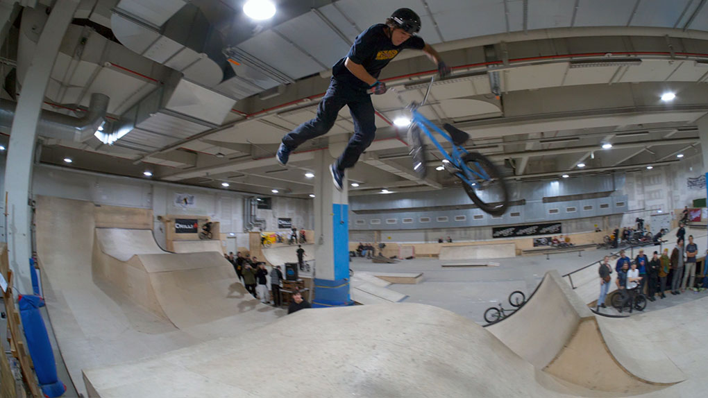 Um 2024 gebührend einzuleiten, hatte Lukas von Alliance BMX zum Happy New Year Jam in die Sportgarten Skatehalle P5 nach Bremen eingeladen.