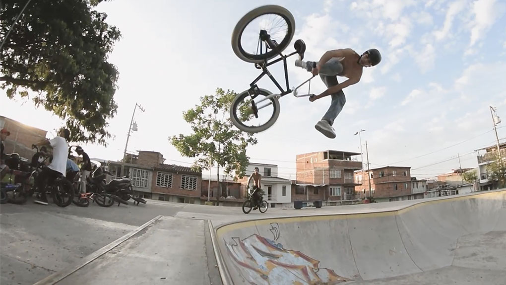 Bei der kolumbianische Allzweckwaffe Sebastian Cuellar kommt selbst im dichtesten Trickgewitter der Style nie zu kurz – und das ab sofort für Reding Shoes.